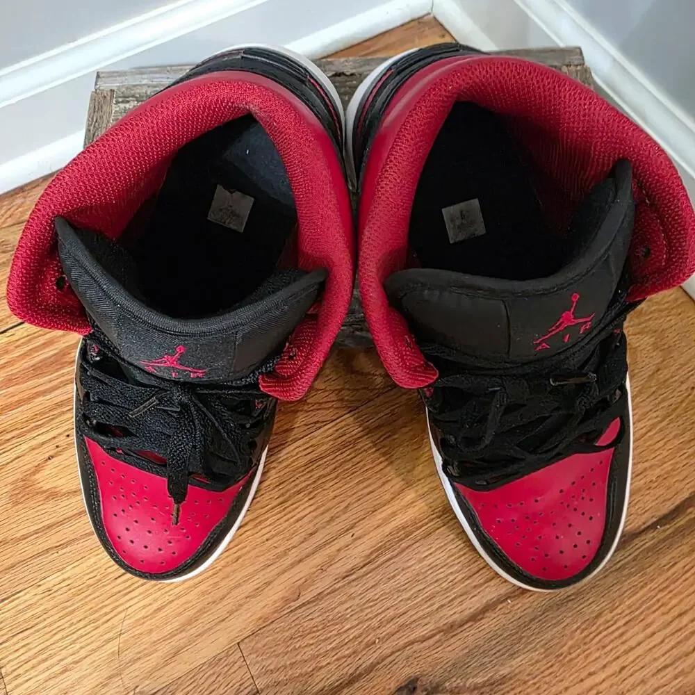 Nike Air Jordan 1 Mid Black Red Bred DQ8426-067 Men's Size 9 Sneaker